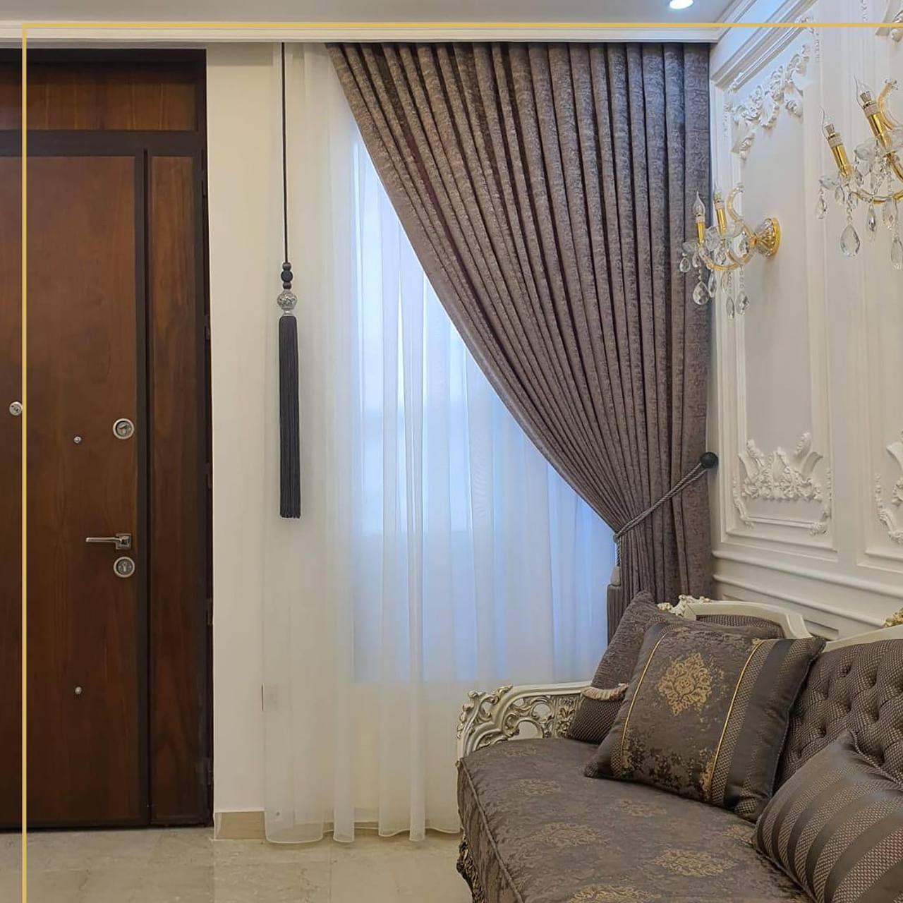 ستارة رمادية مع تول أبيض